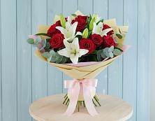 Букет цветов из:  Лилии и Розы в Углеуральском