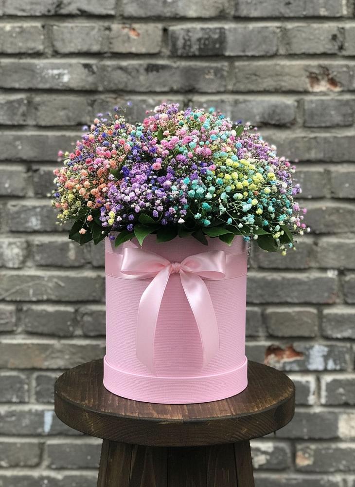 Цветочная композиция из Гипсофила и Розы в шляпной коробке в Углеуральском