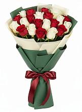 Букет Микс из красных и белых роз в Углеуральском