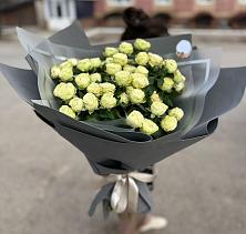 Букет Белые кустовые розы Солинеро в Углеуральском