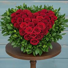 Цветочная композиция из Розы в виде сердца в Углеуральском