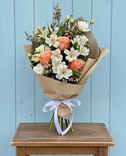 Букет цветов из:  Альстромерии, Лизиантусы, Розы и Хризантемы в Углеуральском