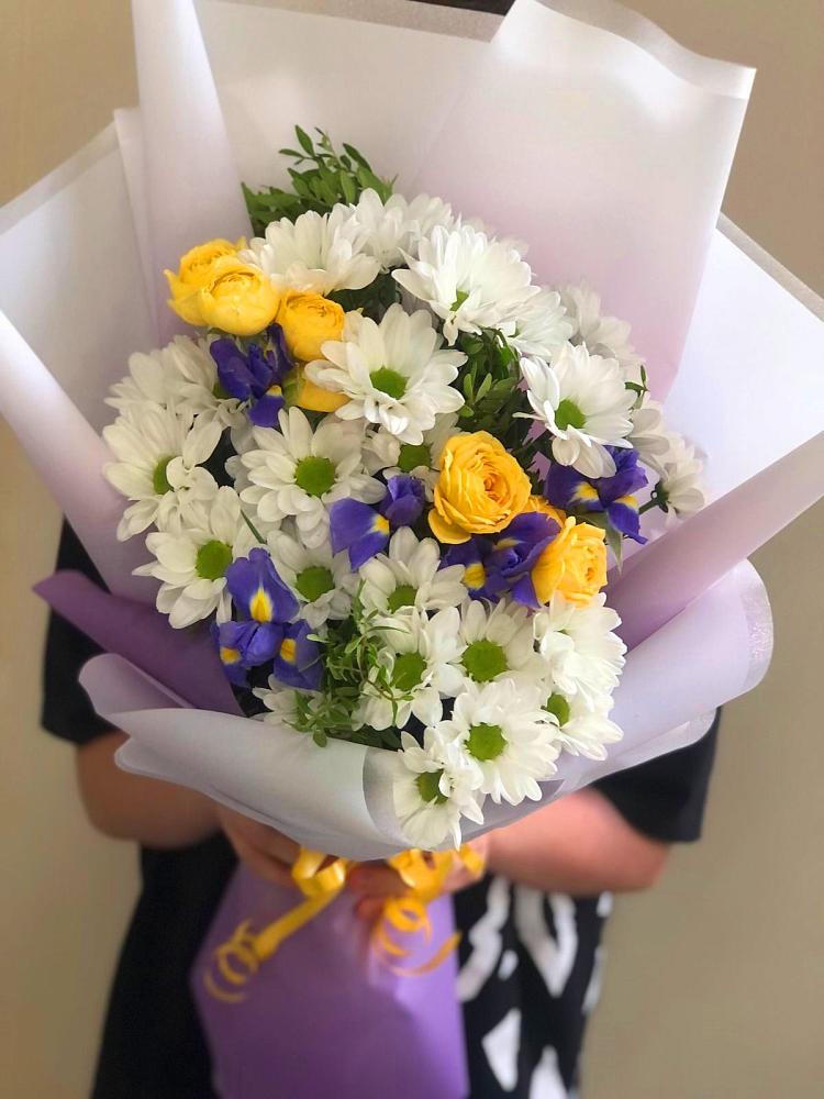 Букет цветов из: Ирисы, Хризантемы и Розы в Углеуральском