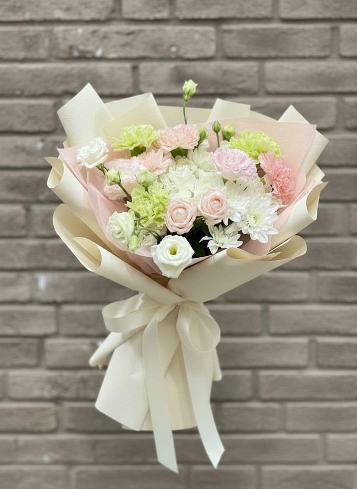 Букет цветов из: Гвоздики, Розы, Лизиантусы и Хризантемы в Углеуральском