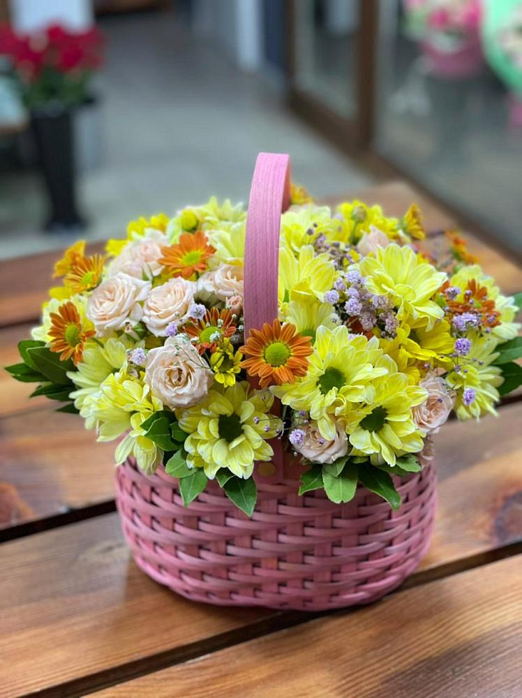 Цветочная композиция из Хризантемы и Розы в корзине в Углеуральском