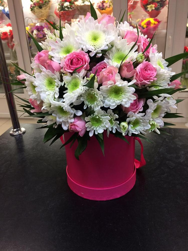 Цветочная композиция из Розы и Хризантемы в шляпной коробке в Углеуральском