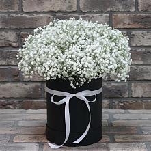 Цветочная композиция из Гипсофила в шляпной коробке в Углеуральском