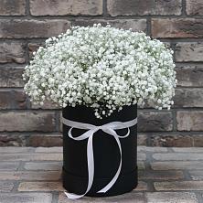 Цветочная композиция из Гипсофила в шляпной коробке в Углеуральском