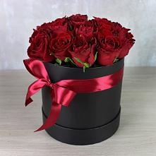 Цветочная композиция из Розы в шляпной коробке в Углеуральском
