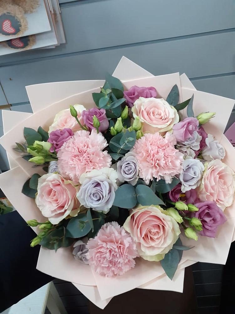 Букет цветов из: Розы, Гвоздики и Лизиантусы в Углеуральском